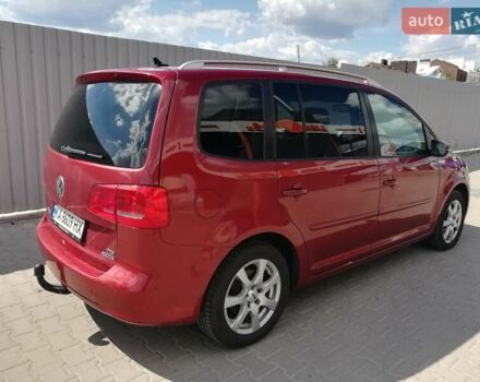 Красный Фольксваген Туран, объемом двигателя 1.6 л и пробегом 220 тыс. км за 9500 $, фото 1 на Automoto.ua
