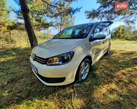 Желтый Фольксваген Туран, объемом двигателя 1.6 л и пробегом 369 тыс. км за 9700 $, фото 1 на Automoto.ua