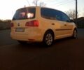 Желтый Фольксваген Туран, объемом двигателя 1.6 л и пробегом 240 тыс. км за 10000 $, фото 5 на Automoto.ua