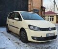Желтый Фольксваген Туран, объемом двигателя 1.6 л и пробегом 333 тыс. км за 5500 $, фото 1 на Automoto.ua