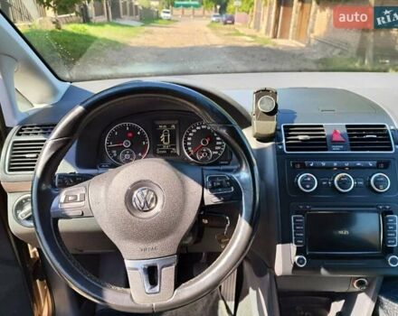 Желтый Фольксваген Туран, объемом двигателя 2 л и пробегом 214 тыс. км за 12500 $, фото 2 на Automoto.ua