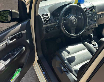 Желтый Фольксваген Туран, объемом двигателя 1.97 л и пробегом 336 тыс. км за 9599 $, фото 6 на Automoto.ua