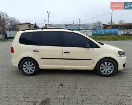 Желтый Фольксваген Туран, объемом двигателя 2 л и пробегом 300 тыс. км за 7899 $, фото 2 на Automoto.ua