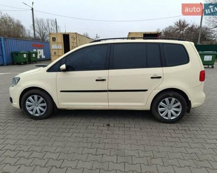 Желтый Фольксваген Туран, объемом двигателя 2 л и пробегом 300 тыс. км за 7899 $, фото 1 на Automoto.ua