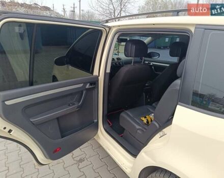 Желтый Фольксваген Туран, объемом двигателя 2 л и пробегом 300 тыс. км за 7899 $, фото 9 на Automoto.ua