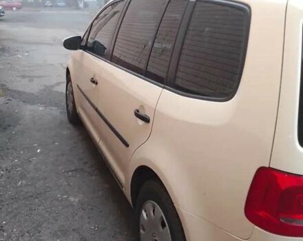 Желтый Фольксваген Туран, объемом двигателя 2 л и пробегом 320 тыс. км за 12500 $, фото 6 на Automoto.ua