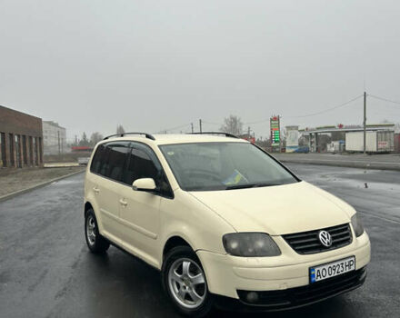 Желтый Фольксваген Туран, объемом двигателя 1.9 л и пробегом 361 тыс. км за 3700 $, фото 1 на Automoto.ua