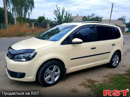 Фольксваген Туран 2013 у Тульчине на Automoto.ua Жовтий Фольксваген Туран, об'ємом двигуна 2 л та пробігом 235 тис. км за 10500 $, фото 1 на Automoto.ua