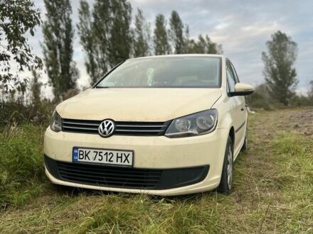 Желтый Фольксваген Туран, объемом двигателя 2 л и пробегом 380 тыс. км за 8000 $, фото 1 на Automoto.ua