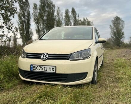 Желтый Фольксваген Туран, объемом двигателя 2 л и пробегом 380 тыс. км за 8000 $, фото 1 на Automoto.ua