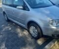 Серый Фольксваген Туран, объемом двигателя 1.6 л и пробегом 229 тыс. км за 5600 $, фото 1 на Automoto.ua