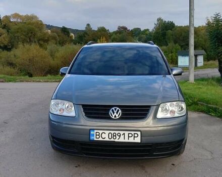 Серый Фольксваген Туран, объемом двигателя 1.6 л и пробегом 235 тыс. км за 4999 $, фото 1 на Automoto.ua