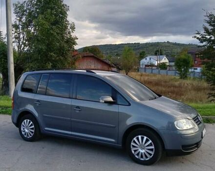 Серый Фольксваген Туран, объемом двигателя 1.6 л и пробегом 235 тыс. км за 4999 $, фото 2 на Automoto.ua