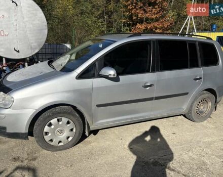 Серый Фольксваген Туран, объемом двигателя 1.6 л и пробегом 270 тыс. км за 5600 $, фото 1 на Automoto.ua