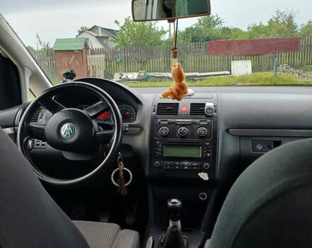 Серый Фольксваген Туран, объемом двигателя 2 л и пробегом 259 тыс. км за 5600 $, фото 1 на Automoto.ua