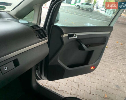 Серый Фольксваген Туран, объемом двигателя 2 л и пробегом 298 тыс. км за 6750 $, фото 12 на Automoto.ua