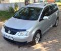Серый Фольксваген Туран, объемом двигателя 1.6 л и пробегом 250 тыс. км за 6000 $, фото 1 на Automoto.ua