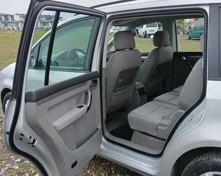 Серый Фольксваген Туран, объемом двигателя 1.6 л и пробегом 237 тыс. км за 4990 $, фото 9 на Automoto.ua