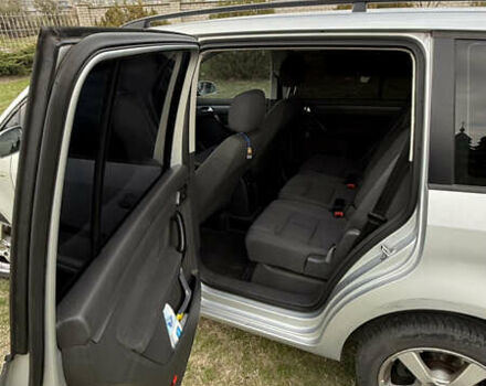 Сірий Фольксваген Туран, об'ємом двигуна 1.6 л та пробігом 344 тис. км за 4600 $, фото 10 на Automoto.ua