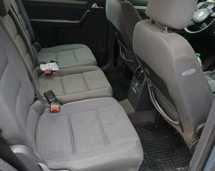 Серый Фольксваген Туран, объемом двигателя 2 л и пробегом 305 тыс. км за 3700 $, фото 4 на Automoto.ua