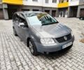 Сірий Фольксваген Туран, об'ємом двигуна 2 л та пробігом 217 тис. км за 5300 $, фото 1 на Automoto.ua
