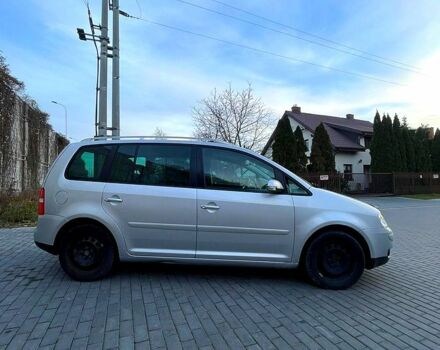 Сірий Фольксваген Туран, об'ємом двигуна 2 л та пробігом 300 тис. км за 2700 $, фото 3 на Automoto.ua