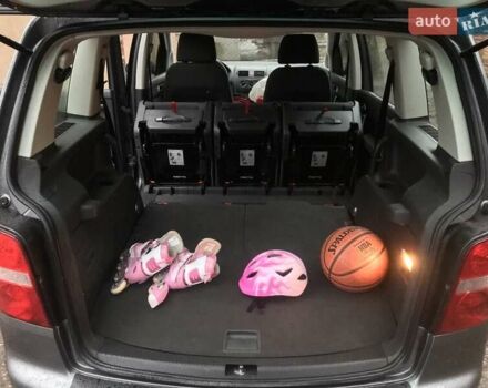 Серый Фольксваген Туран, объемом двигателя 1.6 л и пробегом 232 тыс. км за 5850 $, фото 21 на Automoto.ua