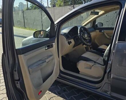 Серый Фольксваген Туран, объемом двигателя 2 л и пробегом 358 тыс. км за 4500 $, фото 27 на Automoto.ua