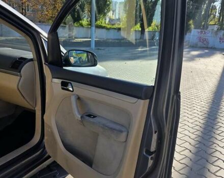 Серый Фольксваген Туран, объемом двигателя 2 л и пробегом 358 тыс. км за 4500 $, фото 29 на Automoto.ua