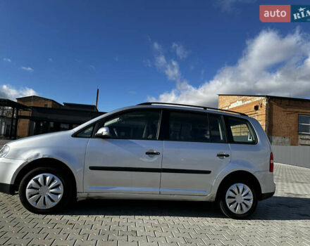 Серый Фольксваген Туран, объемом двигателя 1.6 л и пробегом 228 тыс. км за 4700 $, фото 1 на Automoto.ua