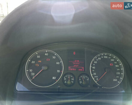 Серый Фольксваген Туран, объемом двигателя 1.6 л и пробегом 228 тыс. км за 4700 $, фото 32 на Automoto.ua