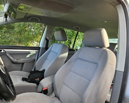 Серый Фольксваген Туран, объемом двигателя 2 л и пробегом 380 тыс. км за 2350 $, фото 10 на Automoto.ua