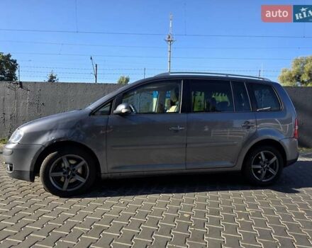 Серый Фольксваген Туран, объемом двигателя 2 л и пробегом 358 тыс. км за 4500 $, фото 1 на Automoto.ua