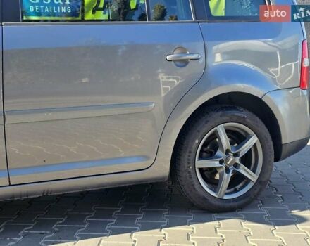 Серый Фольксваген Туран, объемом двигателя 2 л и пробегом 358 тыс. км за 4500 $, фото 4 на Automoto.ua