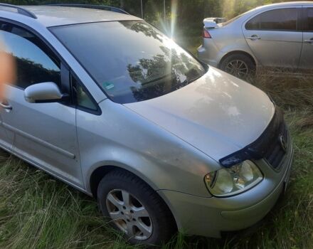 Серый Фольксваген Туран, объемом двигателя 2 л и пробегом 300 тыс. км за 4800 $, фото 1 на Automoto.ua