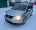 Серый Фольксваген Туран, объемом двигателя 1.6 л и пробегом 220 тыс. км за 3900 $, фото 2 на Automoto.ua