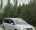 Сірий Фольксваген Туран, об'ємом двигуна 2 л та пробігом 300 тис. км за 3250 $, фото 2 на Automoto.ua