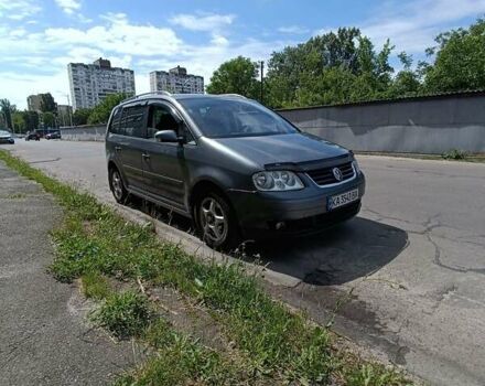 Серый Фольксваген Туран, объемом двигателя 2 л и пробегом 265 тыс. км за 4600 $, фото 23 на Automoto.ua