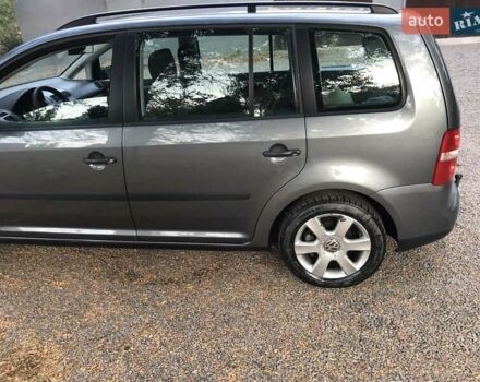 Серый Фольксваген Туран, объемом двигателя 1.6 л и пробегом 232 тыс. км за 5850 $, фото 2 на Automoto.ua