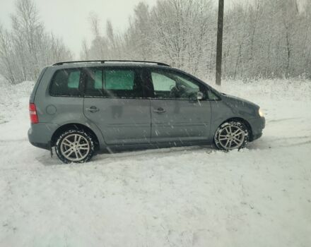 Серый Фольксваген Туран, объемом двигателя 2 л и пробегом 240 тыс. км за 4400 $, фото 2 на Automoto.ua