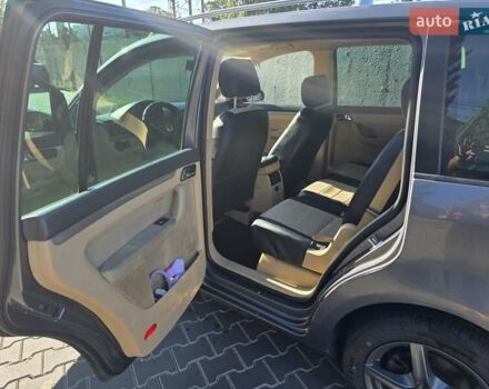 Серый Фольксваген Туран, объемом двигателя 2 л и пробегом 358 тыс. км за 4500 $, фото 19 на Automoto.ua