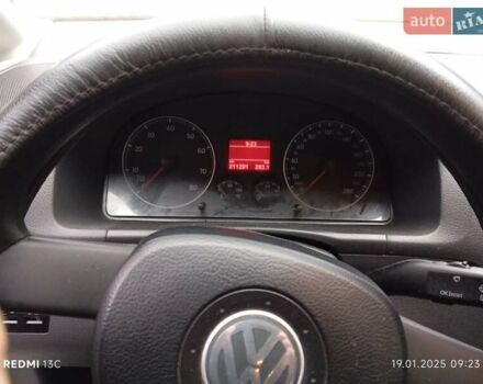 Серый Фольксваген Туран, объемом двигателя 1.6 л и пробегом 220 тыс. км за 5100 $, фото 2 на Automoto.ua