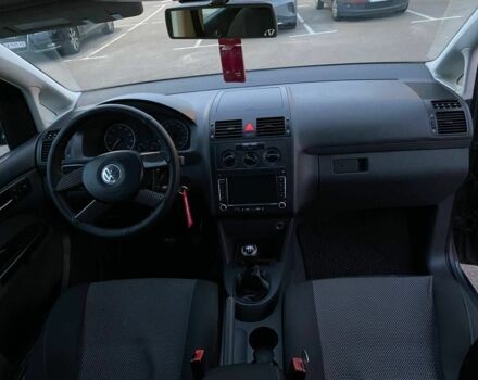 Серый Фольксваген Туран, объемом двигателя 1.6 л и пробегом 230 тыс. км за 6700 $, фото 4 на Automoto.ua