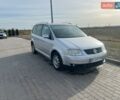 Серый Фольксваген Туран, объемом двигателя 2 л и пробегом 210 тыс. км за 5000 $, фото 1 на Automoto.ua