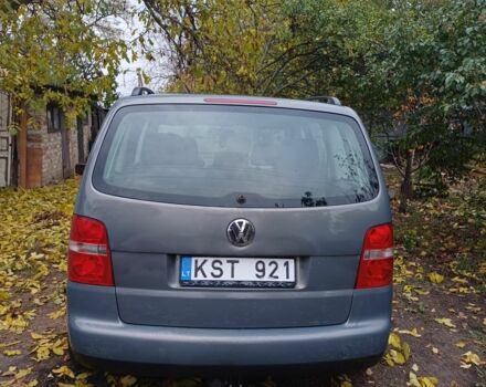 Серый Фольксваген Туран, объемом двигателя 2 л и пробегом 305 тыс. км за 3700 $, фото 2 на Automoto.ua