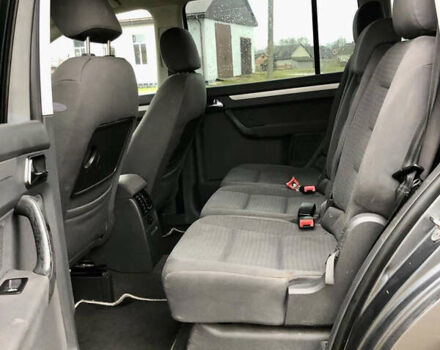 Серый Фольксваген Туран, объемом двигателя 1.9 л и пробегом 300 тыс. км за 5300 $, фото 6 на Automoto.ua