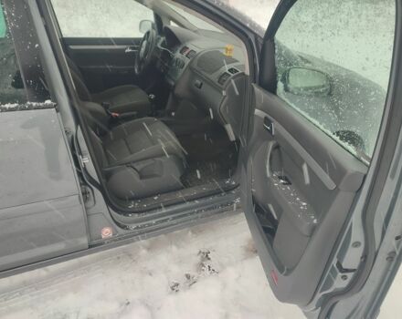 Серый Фольксваген Туран, объемом двигателя 2 л и пробегом 240 тыс. км за 4400 $, фото 6 на Automoto.ua