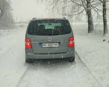 Серый Фольксваген Туран, объемом двигателя 2 л и пробегом 240 тыс. км за 4400 $, фото 1 на Automoto.ua