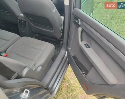 Серый Фольксваген Туран, объемом двигателя 1.98 л и пробегом 240 тыс. км за 4900 $, фото 1 на Automoto.ua