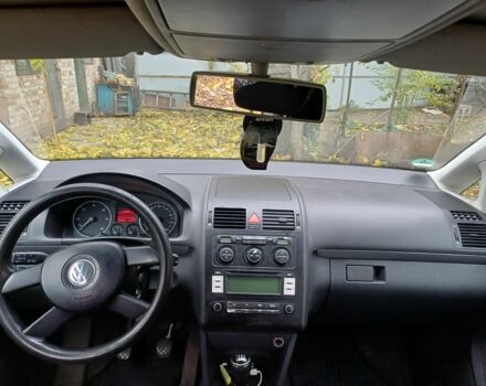Серый Фольксваген Туран, объемом двигателя 2 л и пробегом 305 тыс. км за 3700 $, фото 5 на Automoto.ua